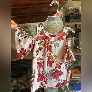 Flowered girls top open shoulder